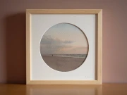 Reprodukcja "Ostatni człowiek" w drewnianej ramie i passe-partout