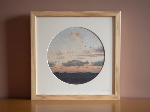 Reprodukcja "Zawieszone" w drewnianej ramie i passe-partout