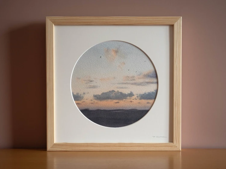 Reprodukcja "Zawieszone" w drewnianej ramie i passe-partout