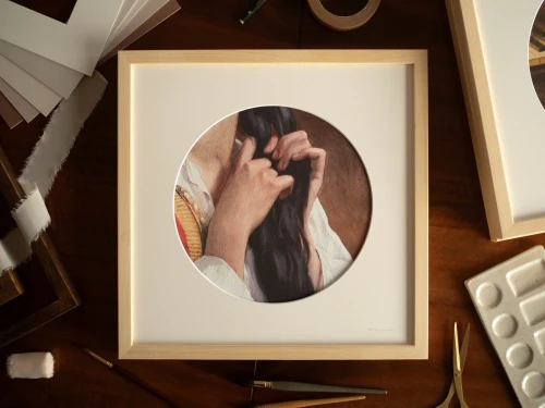 Reprodukcja "Włosy" w passe-partout i drewnianej ramie