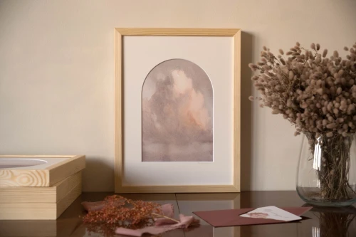 Reprodukcja "Istota" w drewnianej ramie i passe-partout