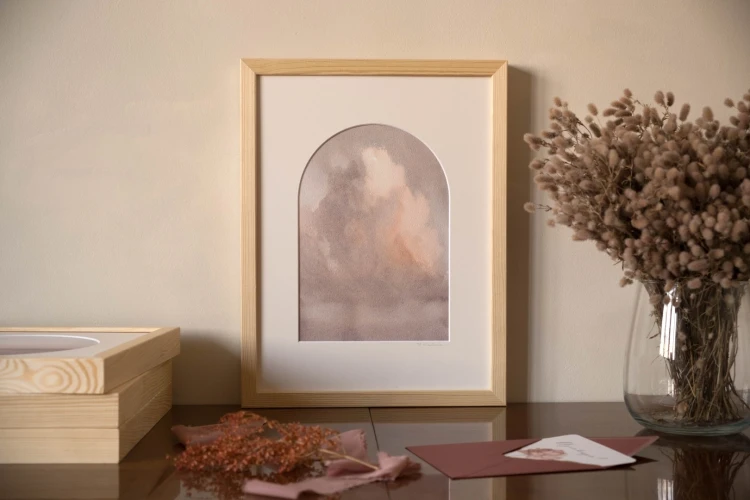 Reprodukcja "Istota" w drewnianej ramie i passe-partout