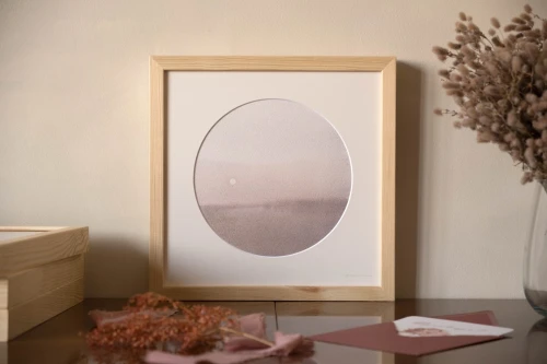 Reprodukcja "Szept" z passe-partout i drewnianą ramą