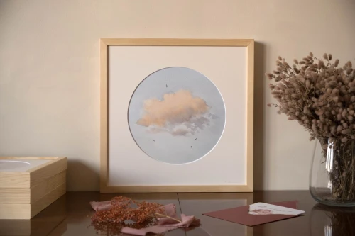 Reprodukcja "Nieważkość" z passe-partout i drewnianą ramą