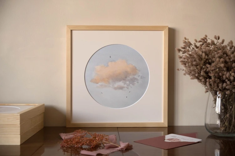 Reprodukcja "Nieważkość" z passe-partout i drewnianą ramą