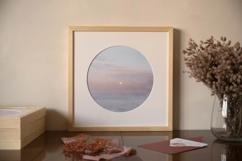 Reprodukcja "W oddali" z passe-partout i drewnianą ramą