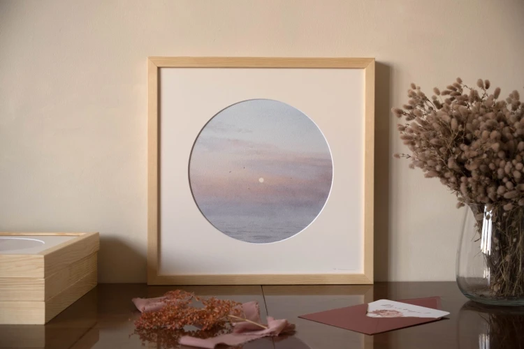 Reprodukcja "W oddali" z passe-partout i drewnianą ramą