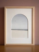 Reprodukcja "Nad brzegiem" w drewnianej ramie i passe-partout