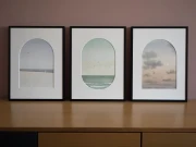 Reprodukcje w aluminiowych czarnych ramach i passe-partout, od lewej: "Nad brzegiem", "Bezkres", "Obłoki"