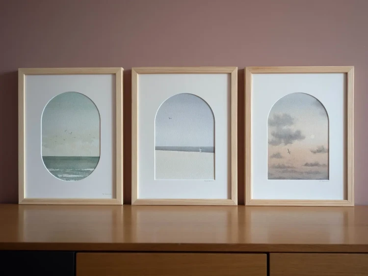 Reprodukcje w drewnianych ramach i passe-partout, od lewej: "Bezkres",  "Nad brzegiem", "Obłoki"