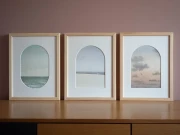 Reprodukcje w drewnianych ramach i passe-partout, od lewej: "Bezkres",  "Nad brzegiem", "Obłoki"