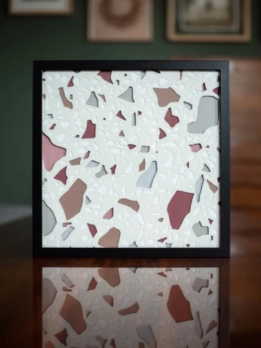 Sztuka nieomieszkania wycinanka Lastryko kaolin w czarnej aluminiowej ramie