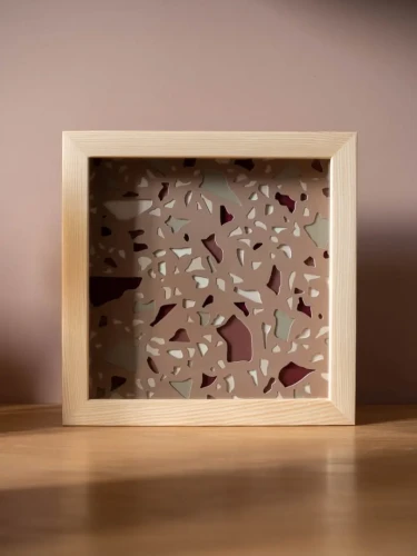 Sztuka-nieomieszkania---wycinanka-Lastryko-thulit-w-drewnianej-ramie.webp