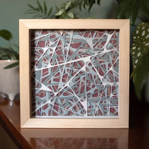 Sztuka-nieomieszkania---wycinanka-Natlok-utkany-hibiskus-w-drewnianej-ramie (1).webp