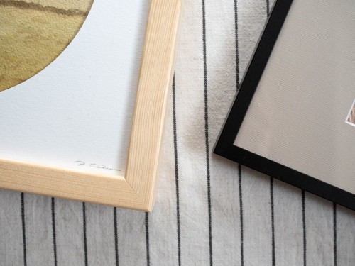 Praca oprawiona jest w czarną aluminiową ramę (po prawej)